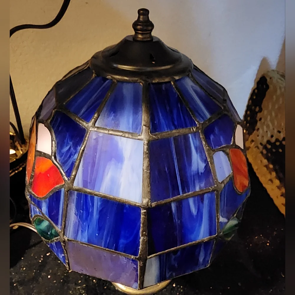❤️SOLD❤️ Tiffany Style Stained Glass Accent Table Lamp Tulips! - Picture 6 of 8